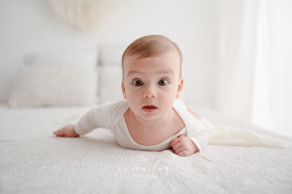 niemowlę na sesji fotograficznej naturalna sesja dziecięca